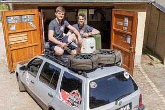 Rallye Balkan: Zwei junge Erzgebirger starten ins Abenteuer ihres Lebens - Sie sind seit der Schulzeit ein Team, jetzt starten sie in ihr größtes Abenteuer: Max Tschammerhöl und Moritz Hentschel (v. l.) wissen nicht, was sie die nächsten Tage erwartet. Genauso möchten sie es. Die beiden nehmen am Pothole Rodeo Balkan teil.