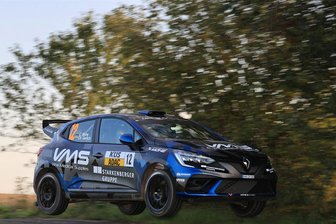 Rallye: Crottendorfer Mohe sieht gelungenen Auftakt - Carsten Mohe überfliegt eine Sprungkuppe während der Saarland-Pfalz-Rallye 2023. Mit seinem Renault Clio Rally3 war er nicht nur an diesen Stellen recht zufrieden. 
