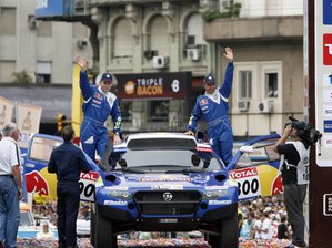 Rallye Dakar: Zuschauerin stirbt nach Unfall - Giniel de Viliers (r.) und Dirk von Zitzewitz belegten Rang fünf