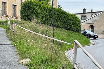 Rallye durch Grünhain: Das kritisieren die Anwohner - Das Geländer in der Klosterkurve ist noch nicht gebaut.