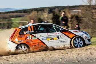 Rallye Erzgebirge: Diese Straßen sind zwischen Donnerstag und Sonntag dicht - Dominic Gräbner aus Neuwürschnitz und Yannik Keller aus Grünhain-Beierfeld starteten 2022 im Ford Fiesta ST - hier in Oberdorf - bei der "Erze". 