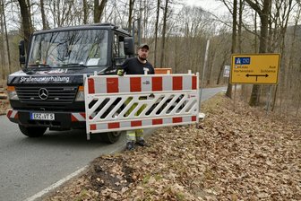 Rallye Erzgebirge: „Erze“ überrascht Wildbacher positiv - Die Firma VT-ERZ Verkehrstechnik aus Beierfeld hat am Sonntag die komplette, rallyebedingte Beschilderung wieder entfernt – im Bild Mitarbeiter Pierre Kornatz.