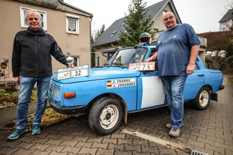Rallye Erzgebirge feiert runden Geburtstag: Zwei Haudegen erinnern sich an alte Zeiten - Raimund Brunner (l.) und Jan Franke gehören zu den Urgesteinen der Rallye Erzgebirge, auch schon zu deren Wismut-Zeiten. Franke will mit seinem Wartburg am Donnerstag bei den Test- & Einstellfahrten starten.