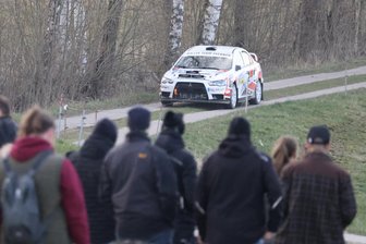 Rallye Erzgebirge: Motorsportfans erleben Rennevent aus der ersten Reihe - Entlang der Strecke waren hunderte Fans versammelt.