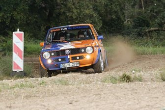 Rallye-Familie trauert um ein wertvolles Mitglied: Schwarzwälder erlebt letzten Start im Erzgebirge - Im VW Golf I mit auffälliger Lackierung war Bernd Lutz zumeist unterwegs. Seinen letzten Rallye-Einsatz erlebte er als Co-Pilot in einem Trabant 601 bei der 21. Rallye Grünhain.