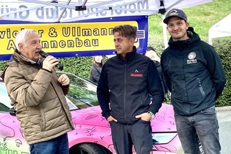 Im Rallye-Talk mit dem lebenden Rallyelexikon Alfred Gorny (l.) und dem Crandorfer Jens Herkommer als Vorausfahrer und Hauptsponsor der 18. Rallye Grünhain zeigte sich Sepp Wiegand (r.) vom gastgebenden Motorsportclub Grünhain gut gelaunt. Die Titelverteidigung schätzte er zu diesem Zeitpunkt jedoch als eher unwahrscheinlich ein - meisterte das Kunststück aber doch und ist erneut Gesamtsieger seines "Heimspiels".