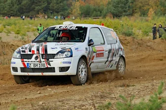 Rallye: Grünhainer Quartett macht die Schotterpisten in der Lausitz unsicher - Christian Bauer und Dominic Gräbner vom MC Grünhain gehen die Lausitzrallye in ihrem Renault Clio Ragnotti an.