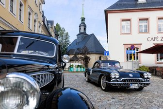 Rallye im Erzgebirge: Oldtimer kurven durch die Innenstadt - In der Courvette C1, Bj. 1959, sitzt ein Frauenteam. 270 PS bändigen Beatrice Büttner und Katja Nikol aus Meißen.