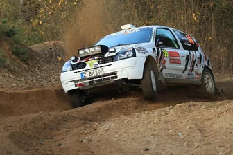 Rallye: Klassensilber in der Lausitz verhilft Erzgebirgern zum doppelten Pokalsieg - Christian Bauer und Dominic Gräbner vom MC Grünhain machten ihre Erfolgssaison in der Lausitz perfekt. Klassensilber reichte ihnen, um zwei Meisterschaften für sich zu entscheiden.