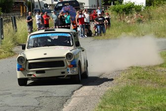 Rallye-Teams aus dem Erzgebirge liefern sich Hitzeschlacht – Vater und Sohn auf dem Treppchen - Klassensieg mit stolzem Zeitpolster: Mario Keller und Max Decker vom MC Grünhain waren am Fuße der Osterburg kaum zu bremsen.