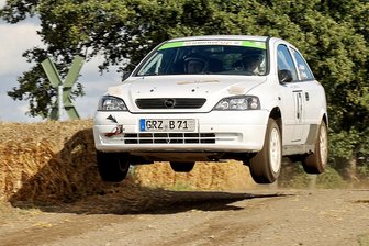 Rallye: Teams vom MC Grünhain im Havelland in der Erfolgsspur -  Debütantin "betet" für Silber - Gewohnt flott unterwegs: Bernd Knüpfer und Daniel Herzig sorgten im Fläming für das beste Ergebnis aus Sicht des MC Grünhain. 