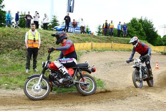 Rallye- und Simson-Fahrer testen in Hilmersdorf ihre Grenzen - Jakob Reuther und Markus Schönherr lassen ihre modifizierten 24 PS-Simsons fliegen.