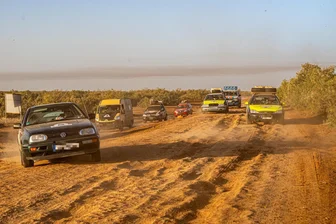 Rallye von Dresden nach Banjul: Hilbersdorfer Geschwisterpaar reist mit Scotty für den guten Zweck nach Afrika - Bei der Rallye Dresden-Dakar-Banjul werden ausgediente, aber noch fahrtüchtige Autos nach Afrika gefahren und für einen guten Zweck versteigert.