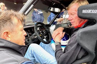 Rallye-Weltmeister Walter Röhrl testet den "Porsche des Ostens" aus dem Erzgebirge - Begeistert von alter Technik auf neuem Stand: Walter Röhrl, einziger deutscher Rallyeweltmeister, testete am Rande einer Promo-Aktion in Most einen flotten Oldtimer - und fachsimpelte danach mit Jens Herkommer über den Skoda 130 RS, den der Crandorfer aufgebaut hat und erfolgreich im historischen Automobilsport einsetzt.