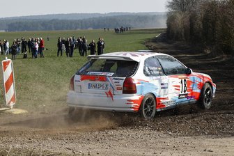 Rallyeauftakt endet für Teams aus dem Erzgebirge mit einem Drama: „Uns ist das Herz in die Hose gerutscht“ - Pierre Günther und Dominic Gräbner vom MC Grünhain dürfen feiern, müssen aber auch einen Schock verdauen.