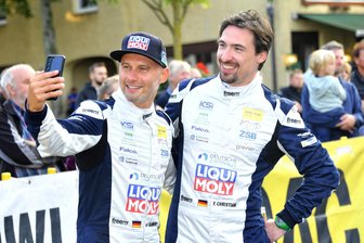 Rallyepilot aus Zwickau zufrieden: Silber gewonnen statt Titel verloren - Glückliche Vizemeister: Julius Tannert (links) und Co-Pilot Frank Christian nach dem Saisonfinale. 