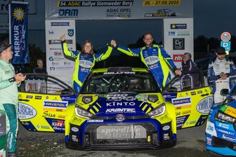 Rallyesport: Plauener geht im WM-Lauf auf die Piste - Philip Geipel und Co-Pilotin Jennifer Lerch nach dem Sieg am Sternweder Berg.