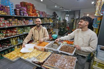 Ramadan in Zwickau: Warum er dieses Jahr ein „Kinderspiel“ ist - Salman Halom (l.) und sein Sohn Abdo Halom betreiben ein arabisches Lebensmittelgeschäft.