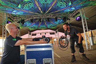 Rambazamba Island ist für den Besucheransturm auf der Herlasgrüner Dorfwiese bereit - Ron Lindenau (links) und Alex Seyfarth bei den Vorbereitungen im großen Partyzelt. Der neue Zelthimmel sticht ins Auge. Derweil steht auch schon der Beamer für die Live-Übertragung des EM-Spiels der deutschen Fußballnationalmannschaft bereit.