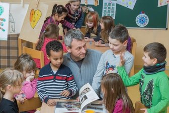 Rambo war gestern - Zeit zum Quatschen: Christian Möls hört sich gern die Geschichten seiner Hortkinder an.