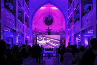 Rammstein auf der Kirchenorgel: Vom Dark Storm nach Grünlichtenberg - "Starlights Live" wird als die größte Kirchenorgel-Show Deutschlands beworben. Musikproduzent Nico Wieditz präsentiert die Show am Mittwoch in Grünlichtenberg.