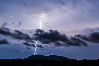 Rammstein-Konzert in Leipzig wegen Gewitter kurzzeitig unterbrochen - Das Konzert der Band Rammstein in Leipzig ist wegen eines Gewitters am Freitagabend zwischenzeitlich unterbrochen worden.