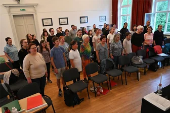 Rammstein, U2 und Mozart: Chor in Penig trotzt mit Repertoire dem Trend - Mitgliederansturm statt Auflösung - Der Gemischte Chor Penig probt in der Aula des Freien Gymnasiums für das Festkonzert am 26. Mai.