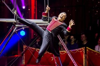 Ramon Roselly bleibt dem Weihnachtszirkus treu - Constantin Bellu, besser bekannt unter seinem Künstlernamen Costin Pity, erobert bei jedem seiner Auftritte mit seiner lustigen Trampolin-Nummer die Herzen der Zuschauer. 