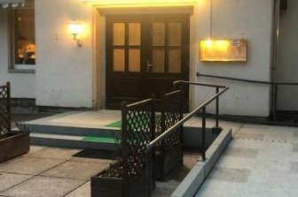 Rampe erleichtert Zugang zu Gaststätte - Über ein neues Podest kommen jetzt auch Rollstuhlfahrer gut in die Gaststätte im Hainichener Park.