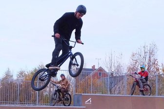 Rampentest mit Rad und Brett - Felix Ilsche aus Lugau hat am Mittwoch als einer der Ersten die neue Rampe getestet. Sein Urteil: "Perfekt."