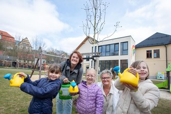 Ran an die Gießkanne: So sollen Plauener jetzt beim Bewässern des Stadtgrüns helfen - In der Kindertagesstätte Regenbogen in der Elsteraue wurde die städtische Aktion „Gießstarker April“ gestartet.