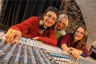 Ran an die Mischpultregler: DJanes sorgen am Frauentag im Plauener Malzhaus für den guten Ton - Sie haben schillernde Künstlernamen: die DJanes "Femme Final", "Meta Morfos", "Melody Heartbreaker" (von links) und "Grinchi" (nicht im Bild). Am Mittwoch legen die Frauen zum Feiertag im Malzhaus auf. 