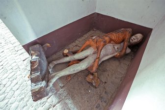 Randalierer beschädigen Figur von Siegfried Otto-Hüttengrund im Hohenstein-Ernstthaler Stadtgarten - Die umgeworfene Skulptur „Das Mädchen und der Tod“ am Durchgang zum Hohenstein-Ernstthaler Stadtpark.