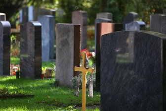 Randalierer beschädigen Gräber auf Friedhof in Markneukirchen - Auf Grabsteine und ein Holzkreuz hatten es Randalierer auf dem Friedhof in Markneukirchen abgesehen.