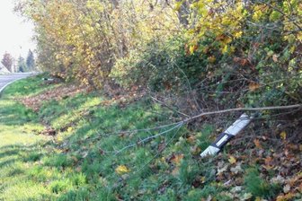 Randalierer reißen nachts kilometerweit Straßen-Leitpfosten heraus - 