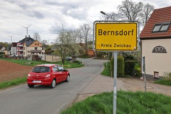 Randalierer sprengen private Geburtstagsfeier in Bernsdorf: Was Augenzeugen berichten - Die Polizei war am Osterwochenende nahe dem Ortseingang in Bernsdorf im Einsatz, weil Randalierer eine Party gestört hatten.
