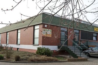 Randalierer zu Arbeitsstunden verurteilt - Die Schwimmhalle des HOT-Badelandes in Hohenstein-Ernstthal. Im Freibad der Einrichtung hatten Jugendliche in der Nacht vom 25. zum 26. Juni 2019 randaliert und dabei schwere Schäden verursacht. Zwei der Täter sind jetzt dafür verurteilt worden. 
