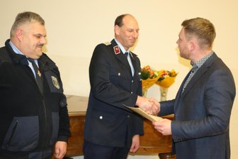 Ranspacher seit 20 Jahren Wehrleiter - Bürgermeister Michael Pohl (rechts) gratuliert Heinz Hadlich. Als Stellvertreter wurde Ronny Lippold berufen.