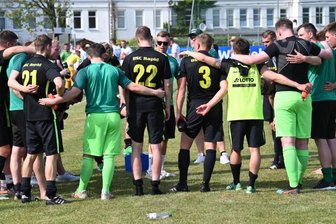 Rapid nutzt erste Chance nicht - Die Rapid-Mannschaft muss nach dem Abpfiff die Enttäuschung erst einmal verdauen. 