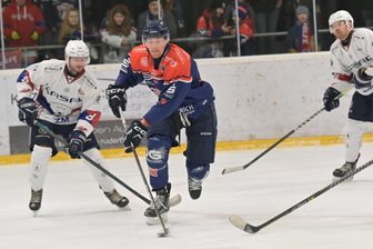Rappelvolle Kiste beim Spitzenspiel? Schönheider Wölfe bitten ihren Erzrivalen aufs Eis - Vor dem Schönheider Yannek Seidel und den Wölfen liegt ein kräftezehrendes Jahresfinale. Sie sind doppelt gefordert – inklusive Derby mit Chemnitz.