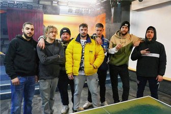 Rapper aus Zschopau erklimmen ihren ersten "Zehntausender" - Libo, Shishard, R.O.M.A., Kuza, Rushn, Madrix und Pilsner (v. l.), so die Künstlernamen der Musiker, sind die "405er". Die Band, die sich vorher Squottkush und Sniggaz nannte, tritt am Samstag in Zschopau auf. 