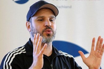 Rapper engagiert sich nun als Aufklärer - Ben Salomo kämpft gegen Antisemitismus und jede Form von Diskriminierung. Mit großen Gesten, deutlichen Worten und lauter Stimme war er im Annaberger Landkreisgymnasiums zu erleben. 