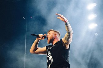 Rapper Finch in Leipzig – Ost, Ost, Ostdeutschland - Er gilt als eine Ikone für viele junge Menschen im Osten Deutschlands: Rapper Finch. Hier in der Arena Leipzig.