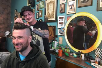 Rapper Marteria lässt sich in Chemnitz die Haare schneiden - Rapper Marteria (links) ließ sich von Maximilian Wittig in Chemnitz die Haare schneiden.