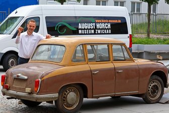 Rarität aus DDR-Zeiten: Verschollen geglaubter P-70-Prototyp kehrt nach Zwickau zurück - Museums-Kurator André Meyer mit dem P-70-Viertürer in zweifarbiger Lackierung: ein außerordentliches Fundstück.