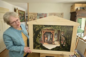 Rarität aus Papier im Vogtländischen Freilichtmuseum zu sehen - Museumsmitarbeiterin Ina Skerswetat mit dem Nachbau des Tischtheaters in Anlehnung an das Original.
