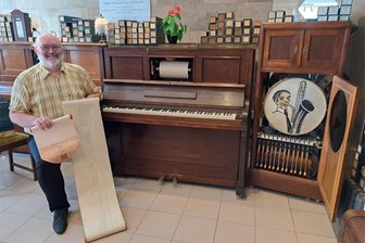 Rarität mit Rolle in Augustusburg: Selbstspielendes Klavier mit Orchester wird am Samstag vorgestellt - Seit März ist Jörg Einert stolzer Besitzer des Hupfeld-Animatic-Orchestrions, welches Platz in seinem Musikkabinett in Augustusburg fand. Rechts neben dem selbstspielenden Klavier ist der Schlagzeugschrank zu sehen.