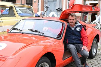 Raritäten auf Rädern in Rochlitz: Oldtimer-Rallye zieht Massen an - Dietmar John mit einem Melkus RS 1000. Das Fahrzeug, erstmals 1970 zugelassen, war einer der vielen Hingucker, schon allein wegen der unverwechselbaren Flügeltüren. Von dem einzigen Rennwagen der DDR wurden nur 101 Stück gefertigt.