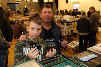 Raritäten wechseln die Besitzer: Hunderte Besucher bei Modellbahnbörse im Erzgebirge - Paul Lorenz (l.) freut sich, dass er für seine alte Lok einen Tender ergattern konnte. Mit im Bild: Vater René Lorenz.