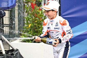 Rasante Duelle, Briten-Power und ein großer Traum: So lief die Kart-EM in Mülsen - Daniel Miron Lorente, ein 12 Jahre junges Talent aus Spanien, spritzt mit (alkoholfreiem) Champagner schon wie ein Großer.